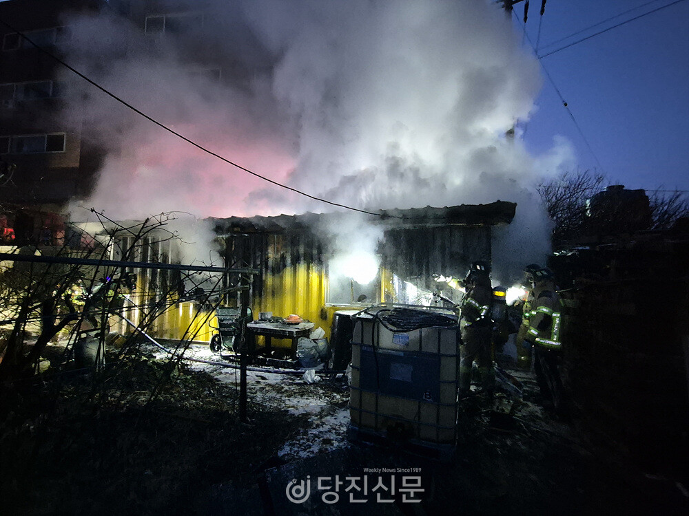 송악읍 고대리 컨테이너 화재 사진. ⓒ당진소방서 제공