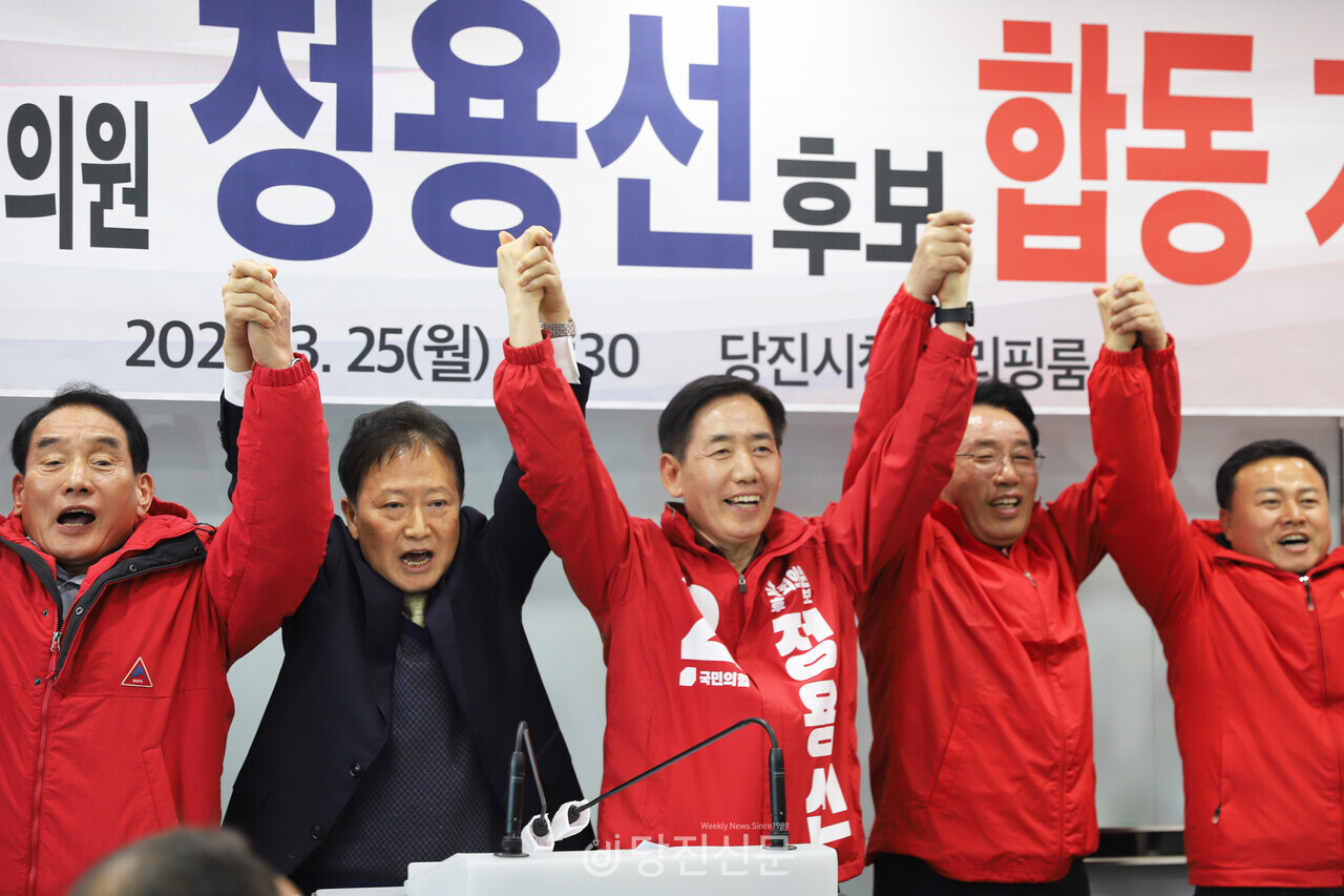 김동완 전 국회의원과 정용선 후보가 총선 승리를 다짐했다. ⓒ지나영