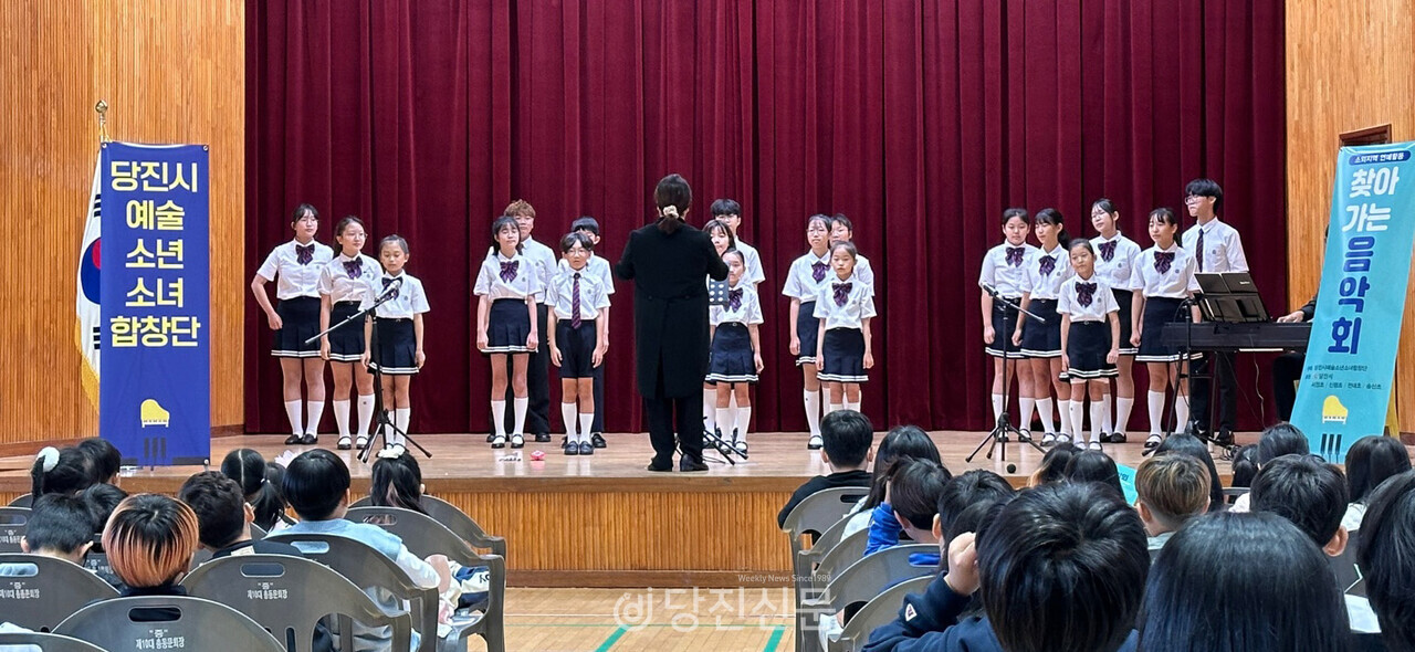지난해 찾아가는 음악회를 통해 송산초등학교에서 공연하는 모습. ⓒ청소년예술단 제공