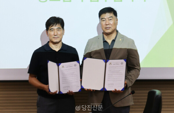 왼쪽부터 백태현 지회장과 신현만 원장. ⓒ상성규