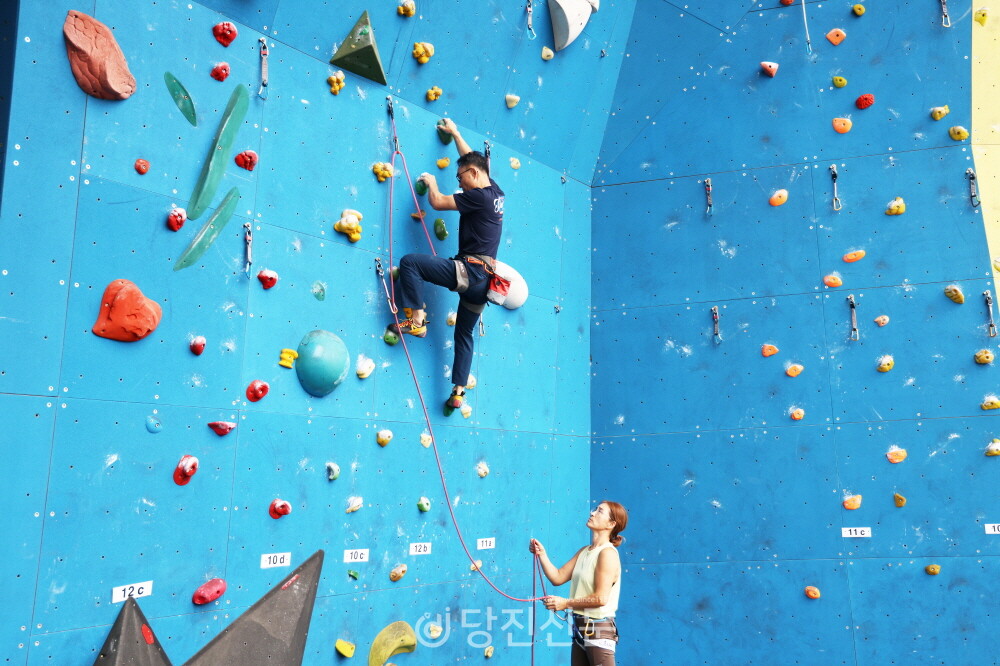 등반 중인 참가자의 빌레이를 잡으며 안전을 지도하는 송솔 강사. ⓒ조혜미