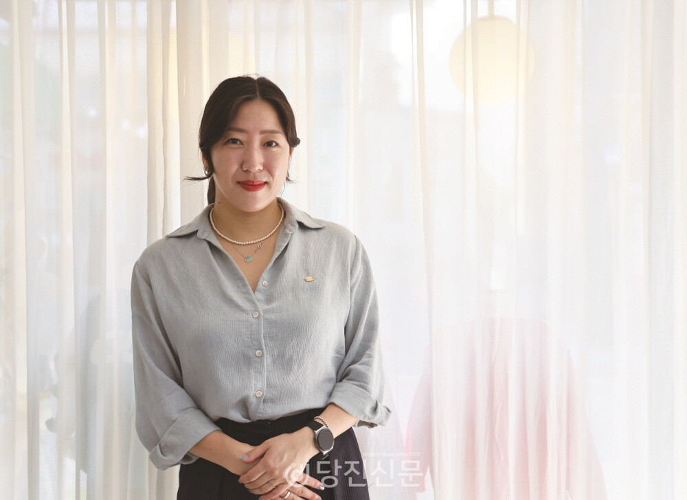 아이들의 일상과 마음을 생각하며 옷을 고르고, 손수 나눔을 이어가는 송수연 대표의 손길이 아이들에게 닿는 온기로 이어진다. ⓒ조혜미