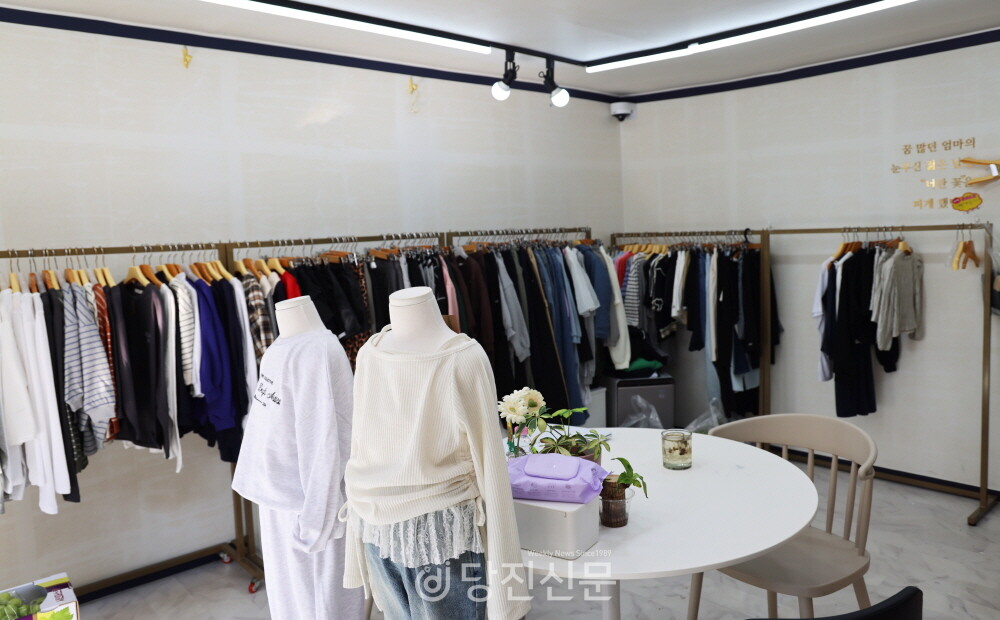 유치원생부터 초등학생까지 편하게 입을 수 있는 옷들이 가지런히 놓인 매장 내부. 활동적이고 일상적인 주니어룩 속에 대표의 세심한 안목과 사랑이 담겨 있다. ⓒ조혜미