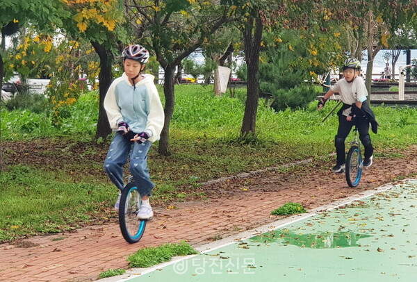 송악지역아동센터에 다니는 아이들이 외발자전거 타기 연습을 하고 있다. ⓒ송악지역아동센터 제공