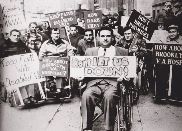 2차 세계대전 이후 미국에서 장애를 입은 참전용사들(특히 척수손상이나 팔다리를 잃은 전상자)이 자신들의 권리와 복지 개선을 요구하며 시위하는 모습. ⓒ당진신문