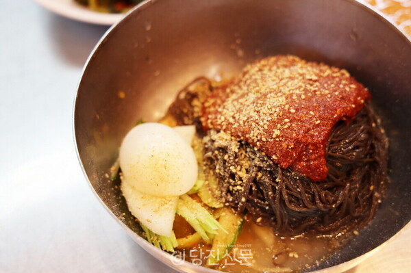 국산 고춧가루로 만든 양념을 더한 비빔냉면. ⓒ조혜미