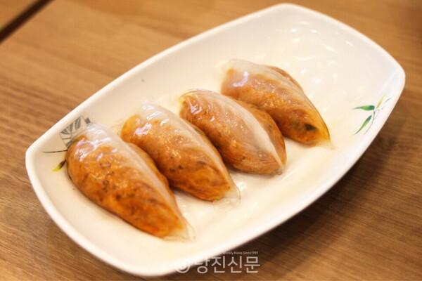 냉면과 함께 즐기기 좋은 감자피 김치만두. ⓒ조혜미