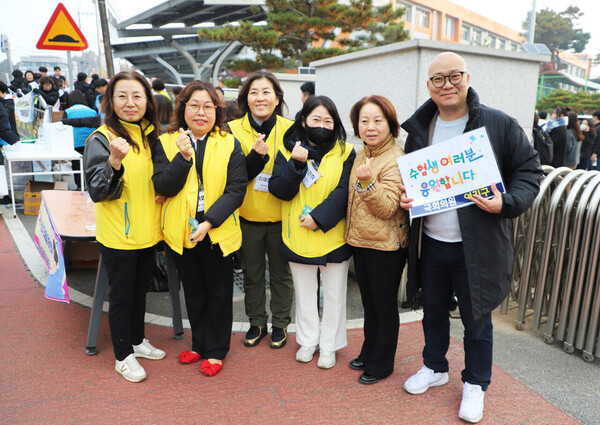 당진시야구소프트볼협회 곽유근 회장, 더불어민주당 어기구 국회의원, 최연숙 당진시의회 부의장, 동일교회 교인, 현대제철 임직원 봉사단과 마중물 봉사단, 합덕엄마순찰대 등이 함께 신평고 정문에서 수험생들에게 따뜻한 응원의 말을 전했다. ⓒ독자제공