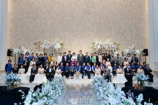 지난 30일 설악웨딩타운에서 열린 2025 행복 금혼식 단체사진. ⓒ당진시여성단체협의회 제공