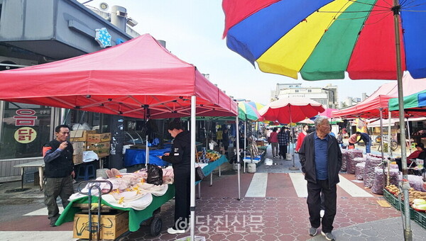 지난 10월 31일 당진전통시장 장날 모습. 철거가 이뤄지지 않은 탓에 운영되고 있던 일부 상점들. ⓒ지나영