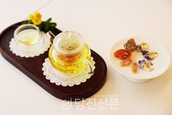눈 건강과 항염에 도움을 주는 마리골드차와 꽃사탕·곶감·도라지 정과 등 수제 디저트 샘플. ⓒ조혜미