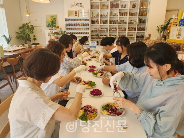 쁨쁨꽃차교육원에서 열린 수청초 교사 문화체험 연수 클래스 모습. ⓒ조혜미