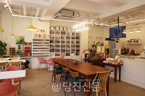 은은한 꽃 향기가 퍼지는 카페 쁨쁨의 실내 전경. ⓒ조혜미