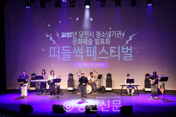 송악중 교사 밴드의 축하무대. ⓒ조혜미