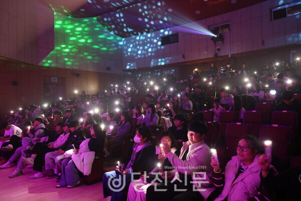 관람객들이 휴대폰 플래시를 켜고 밴드 VELCRO의 공연을 함께 즐겼다. ⓒ조혜미