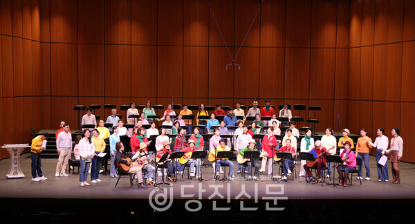 통기타 연주와 함께 무대를 꾸민 당진온누리합창단. ⓒ조혜미