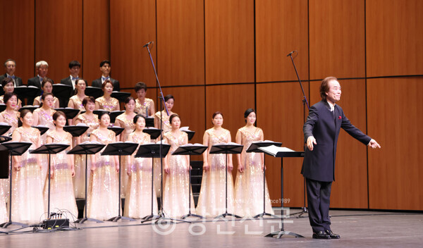 공연을 마치고 관객에게 인사하는 정승택 지휘자. ⓒ조혜미