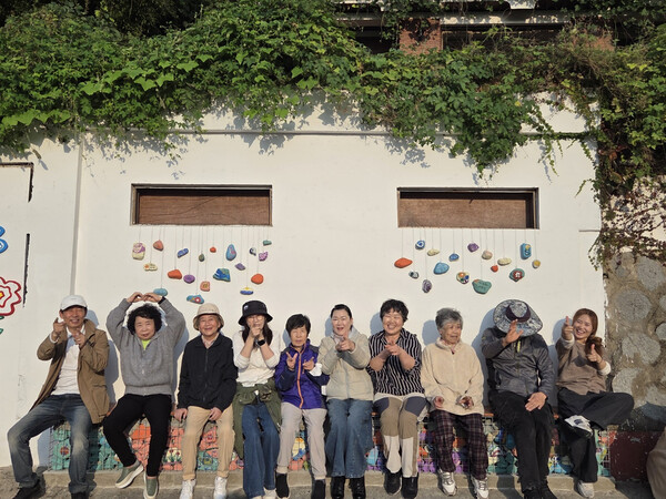 지역 참여형 골목예술 프로젝트 ‘마을 예술로 그리다’ 기념사진. ⓒ당진북부사회복지관 제공