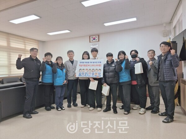 현대제철 마중물 주부봉사단과 상생소통팀이 당진정보고 학생 4명에게 학습지원금 200만 원 전달 했다. ⓒ김정아